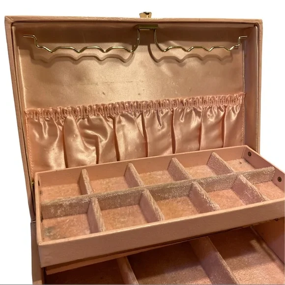 Vintage Lady Buxton Classic Style Large Jewelry Box!